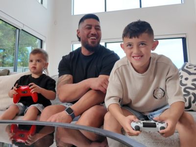 Una familia juega junta en casa; una estrategia de crianza positiva para ayudar a evitar la adicción a los videojuegos en los niños.